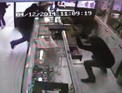 Kuyumcu, soyguncuları tabancasıyla püskürttü