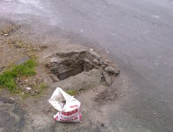 Kanalizasyon çukuru tehlike saçıyor!