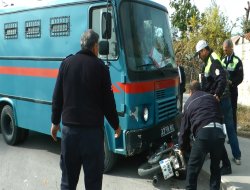 Cezaevi aracı ile motosiklet çarpıştı 1 kişi ağır yaralandı