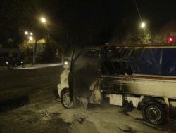 Seyir halindeki otomobil alev alarak yandı