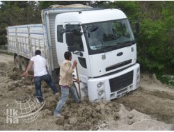 Van'da Çamura Saplanan Araç 2 Saat Mahsur Kaldı