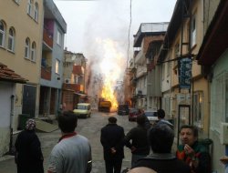 Patlayan doğalgaz borusunun alevleri binaları aştı