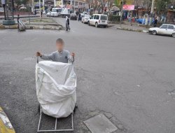 12 yaşında kâğıt toplayarak ailesine destek oluyor