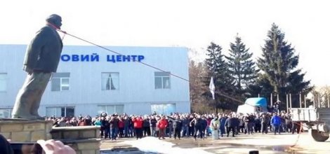 Ukrayna'da Lenin'in heykelleri yıkılıyor