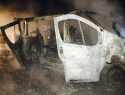 Seyir halindeki hafif ticari araç kül oldu