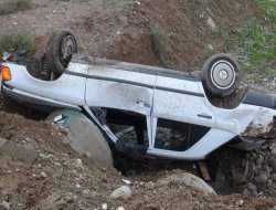 Otomobil kaldırımda yürüyenlere çarptı