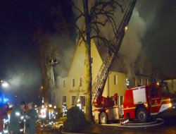 Alman ırkçılar mülteci yurtlarına saldırdı