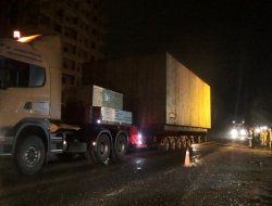 Gizemli TIR’ların geçişini halk meraklı bakışlarla izledi