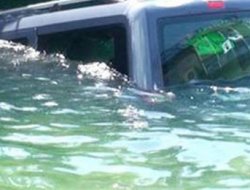 Otomobil denize düştü: 4 Ölü