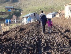 Köylü yollarının yapılmasını istiyor.