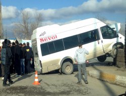 Öğrenci servisi kaza yaptı: 3 yaralı