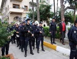 Kendilerini zincirleyen eylemciler gözaltına alındı