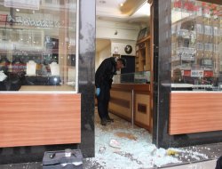 Polisin gözü önünde kuyumcu soygunu