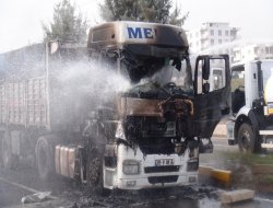 Alev alan kamyonet kullanılamaz hale geldi