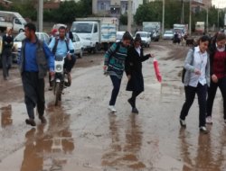 Siverek’te öğrencilerin çamurla imtihanı