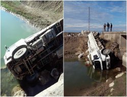 Virajı alamayan kamyon dereye uçtu