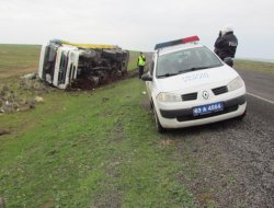 Siverek’te cam yüklü kamyon devrildi