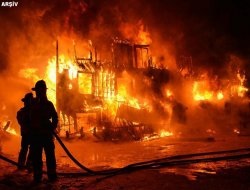 Hırsızlar Diyarbakır'da binayı ateşe verdi