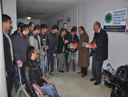 Emeklilerden engellilere ayakkabı yardımı