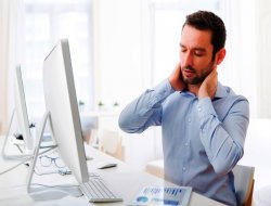 “Bilgisayar başında çalışanlar boyun ağrısı çekiyor”