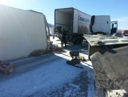 TIR ile otomobil buzlanma nedeniyle yoldan çıktı