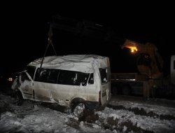 Buzlanan yolda servis minibüsü devrildi:5 yaralı