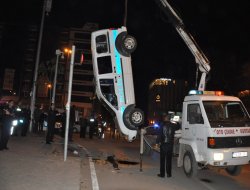 Kırmızı ışık ihlali yapan araç, polis aracına çarptı