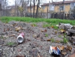 Madde bağımlıları TCDD lojman bahçesini mesken edindi