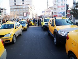 Korsan taksilere isyan eden taksiciler yolu trafiğe kapattı