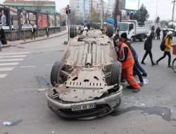 Kent merkezinde aşırı hız yapan otomobil takla attı