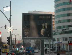 Uygunsuz reklam afişlerine vatandaşlar tepki gösterdi