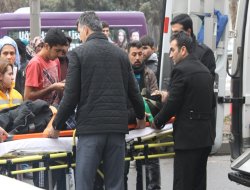 Karşıya geçmek isteyen kız minibüsün altında kaldı