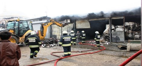 Diyarbakır’da kâğıt fabrikası küle döndü