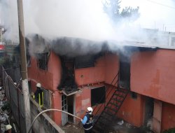 Tinercilerin kullandığı metruk ev yanarak küle döndü