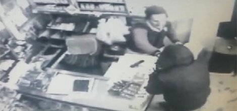 Soyguncu bükemediği bileği öptü video