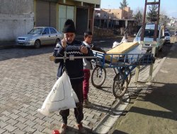 Çınar'da yaşlı adam ekmeğini eskilerden çıkarıyor