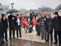 Saadet Partisi kızlı erkekli dans figürlü heykelleri protesto etti