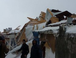 Fırtına geçtiği köyde evlerin çatılarını söktü