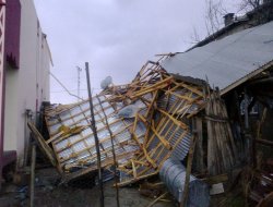 Fırtına Kovancılar’da çatıları uçurdu