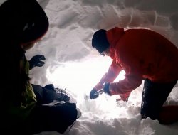 Mahsur kalan dağcılar kar mağarası sayesinde kurtuldu