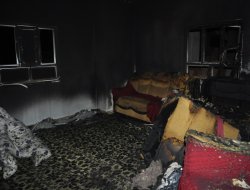 Küçük çocuk çakmakla oynarken evi yaktı