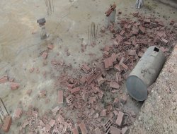 Fırtına Çınar’da duvarları yıktı