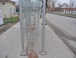 Belediye engellilerin yoluna otobüs durağı dikti