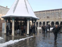 Diyarbakır Ulu Camii soğuk havaya rağmen doldu taştı
