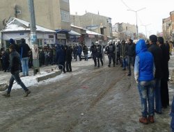 Ağrı’da kepenkler yine zorla kapattırıldı