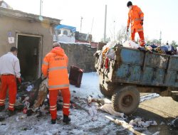 Evden 10 traktör çöp çıkarıldı