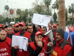 İşten çıkarılan işçiler, meclis toplantısına girmek isteyince arbede çıktı