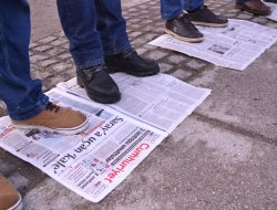 Cumhuriyet gazetesini ayaklarıyla çiğneyerek protesto ettiler
