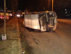 Orta refüje çarpan minibüs devrildi: 2 yaralı