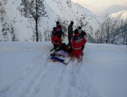 Solhan’da hasta bir kadın kızakla kurtarıldı